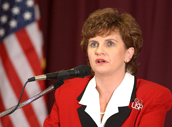 Lt. Governor Amy Tuck speaks at library