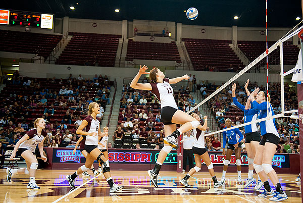 Volleyball Team upsets Kentucky