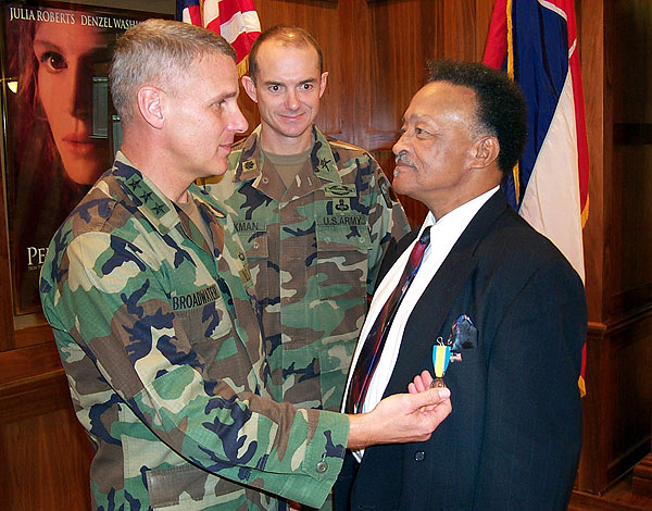 General Broadwater presents medal