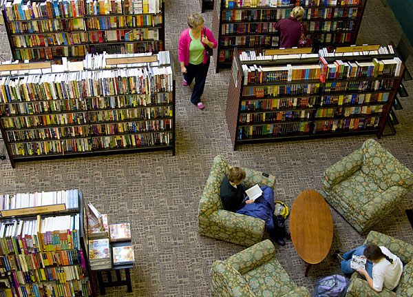 Barnes&amp;amp;amp;amp;Noble studying and browsing scene from second floor