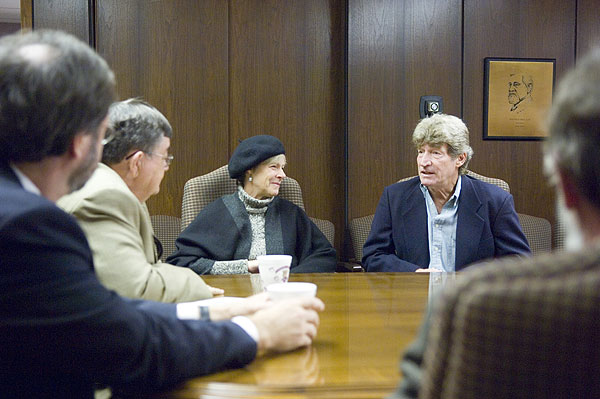 Walter Anderson family talks with Dr. Lee