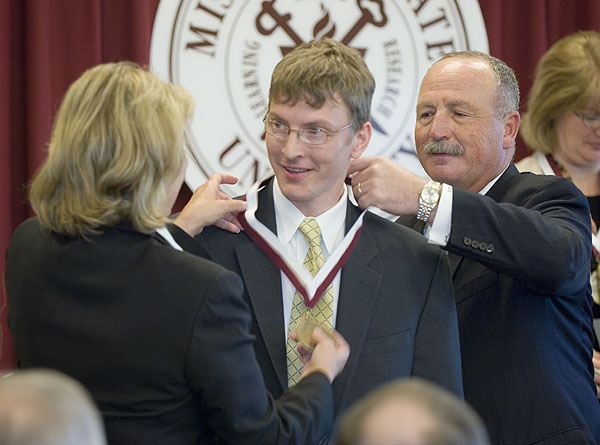 Honors College presents faculty medallions