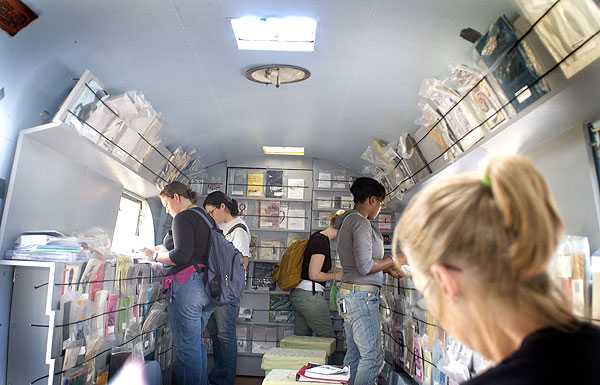 Mobilivre-Bookmobile visits campus