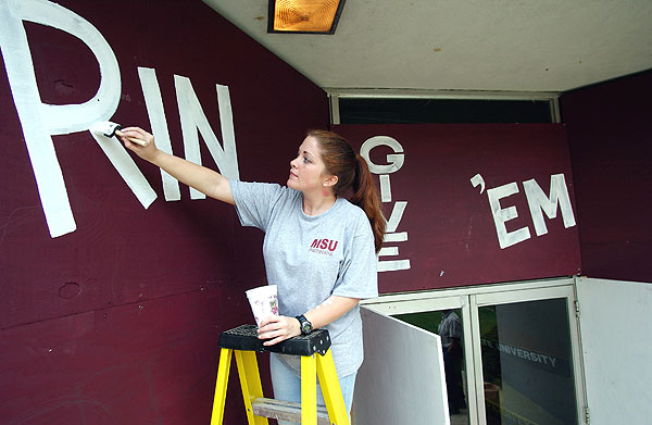 Staff &amp;amp;amp; faculty decorate for homecoming