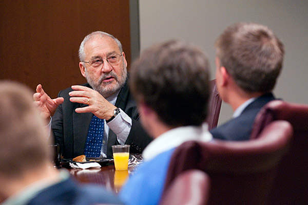 Nobel Laureate Joseph Stiglitz speaks to students