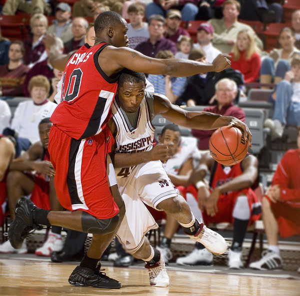 Jamont Gordon drives to the basket