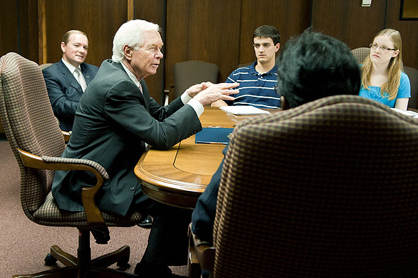 Senator Thad Cochran speaking to students