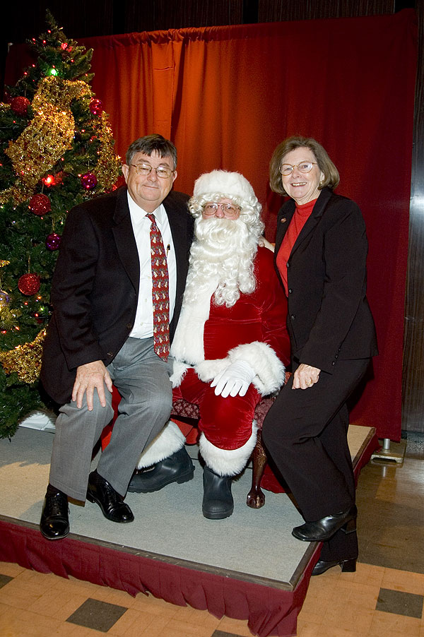 President &amp;amp;amp;amp; Mrs. Lee with Santa