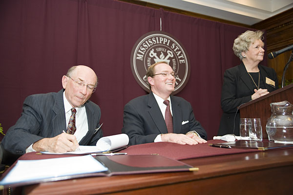 Signing the agreement with the U.S. Grant Association