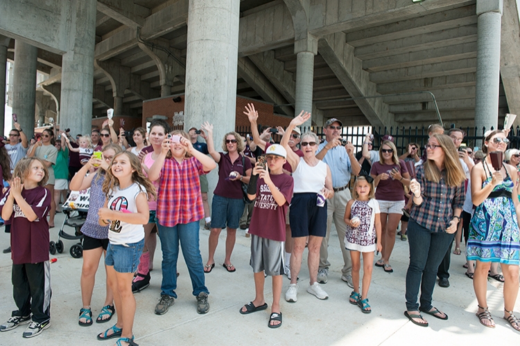 Fans welcome home baseball team