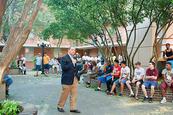 Keenum talks to Evans Hall residents