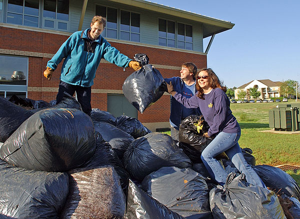 Landscape architecture students begin mulching building