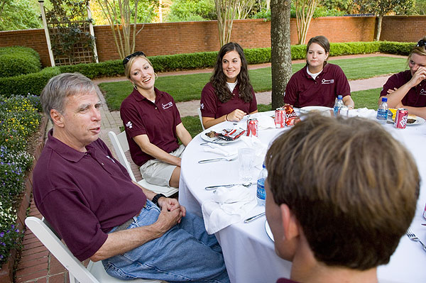 Orientation Leaders enjoy cookout at president&amp;amp;amp;#039;s house