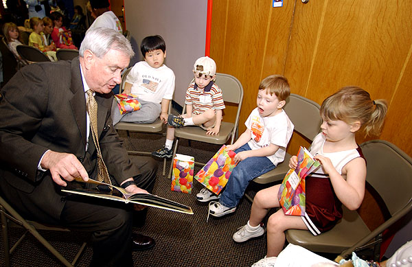 Roy Ruby reads book to kids