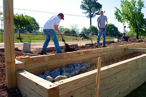 Students work on the Oktibbeha Heritage Museum garden