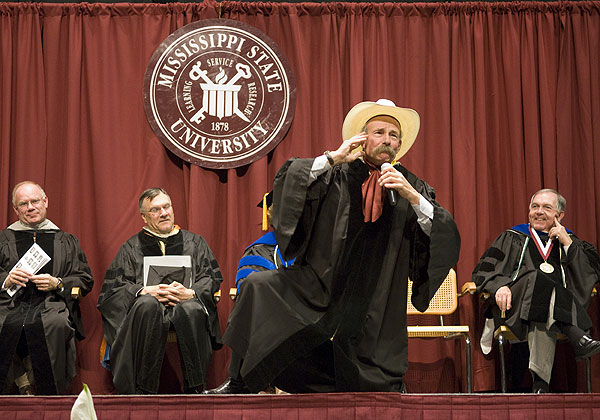 Baxter Black speaks to Vet School grads