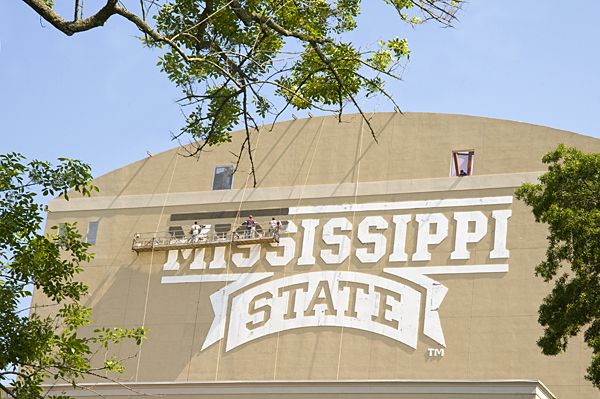 Workers paint MSU&amp;amp;amp;#039;s logo on the back of the video board