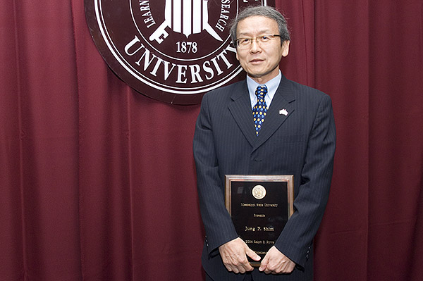 Dr. Shim Wins Powe Research Excellence Award