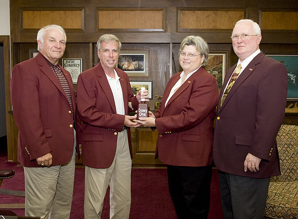 Alumni presidents give Foglesong blazer &amp;amp;amp;amp; cowbell