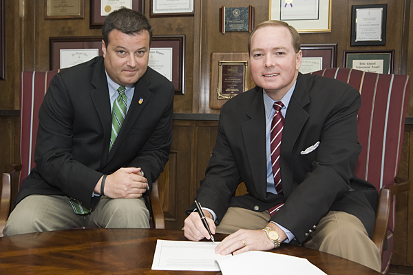 President Keenum signs a Yellow Ribbon Program memorandum