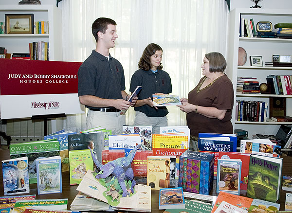 Honors Council donates books to East Okt. County School