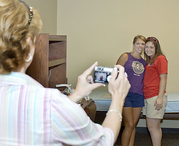 Incoming freshmen pose for move in day picture