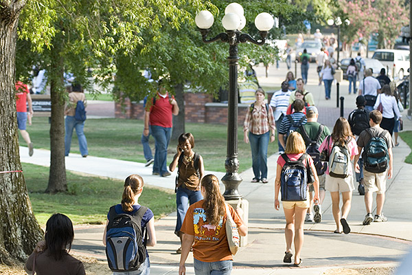 Students Fill Sidewalks on First Day of Classes