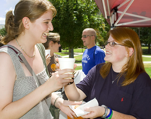 BSU gives out lemonade and cookies