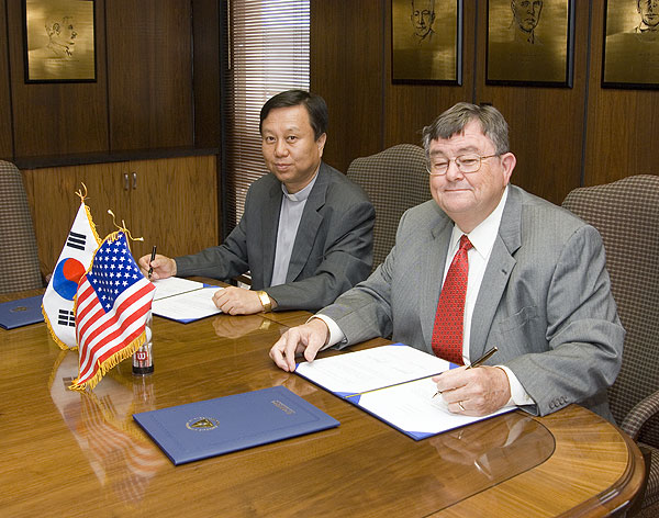 Dr. Lee and Korean university president sign agreement