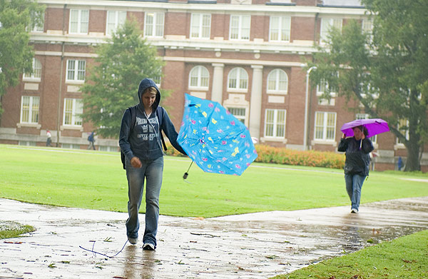 Hurricane Ivan pummels students&amp;amp;amp;#039; umbrellas