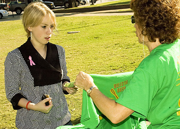 Student purchases Bulldog Bash t-shirt