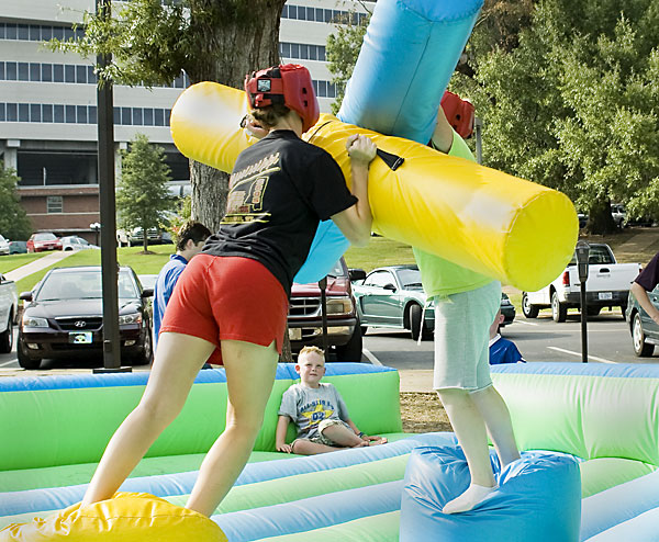 Students &amp;amp;amp;quot;joust&amp;amp;amp;quot; at campus dining grand opening