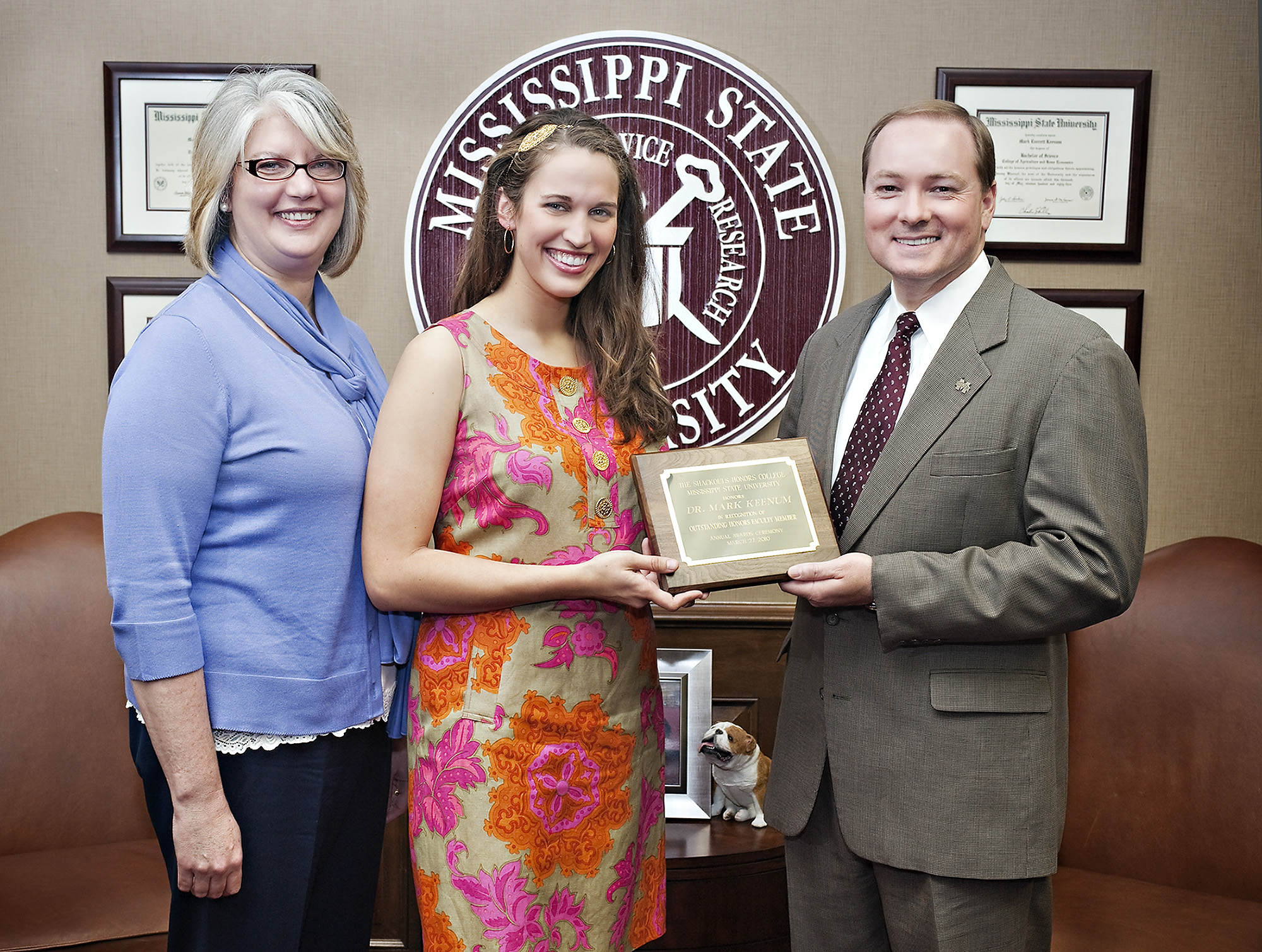 MSU President Mark E. Keenum receives the Shackouls Honors College 2010 Outstanding Faculty Award from honors sophomore Emily Nations (c) and Shackouls director Nancy McCarley.