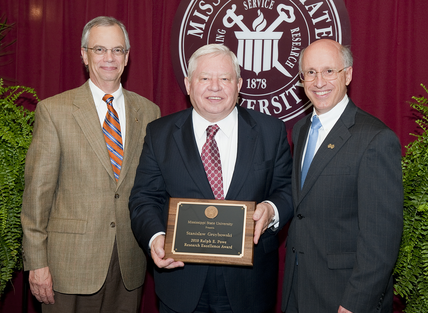 Powe Award winner Stan Grzybowski (c) is congratulated by MSU Provost<br /><br />
Jerry Gilbert (l) and David Shaw, vice president for research and economic development.