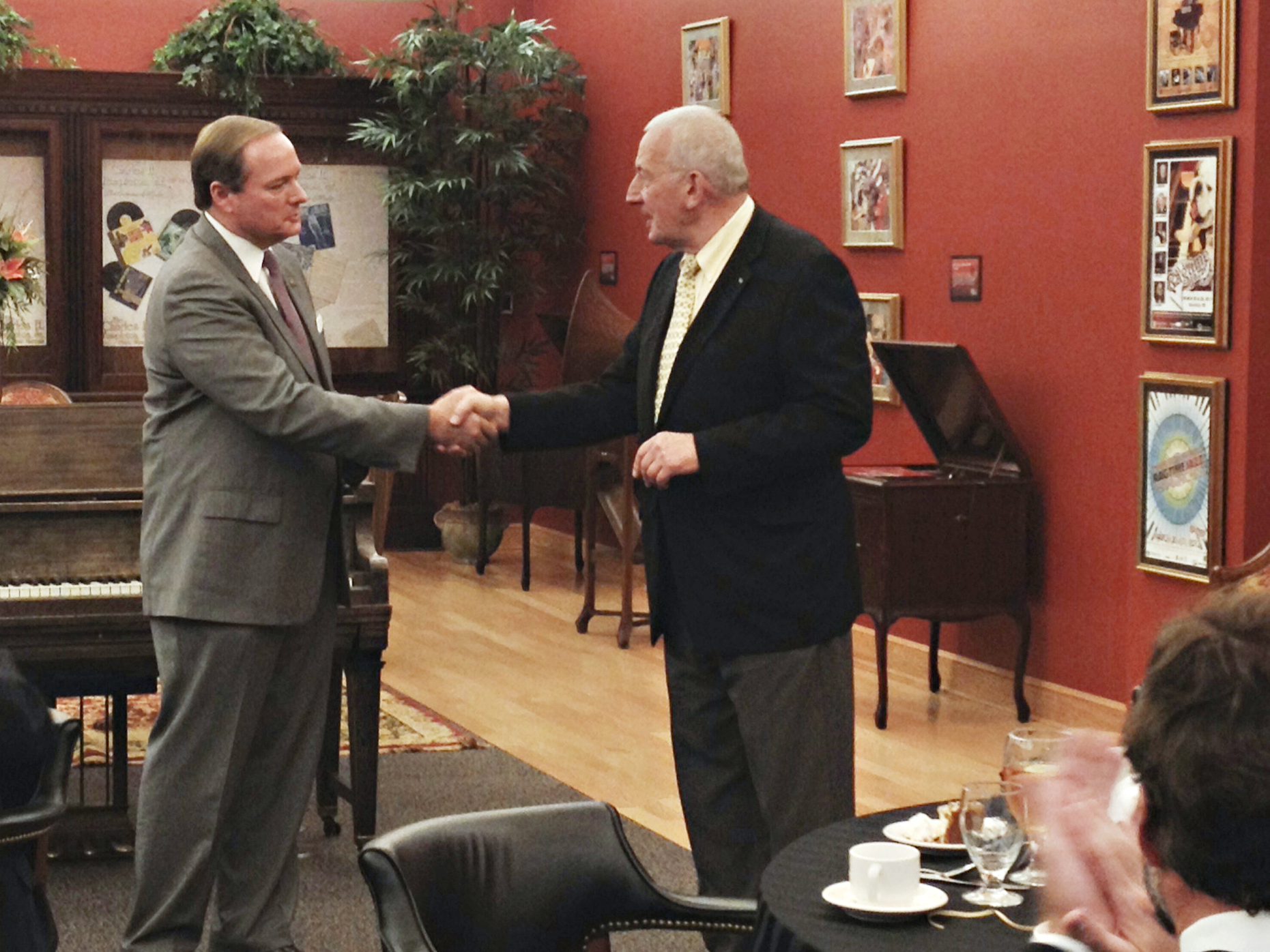 MSU President Mark E. Keenum, left, expressed his gratitude to Ulysses S. Grant Association President Frank Williams for the recent gift the association made to the MSU Foundation. The gift creates the Ulysses S. Grant Association Fund for Excellence.