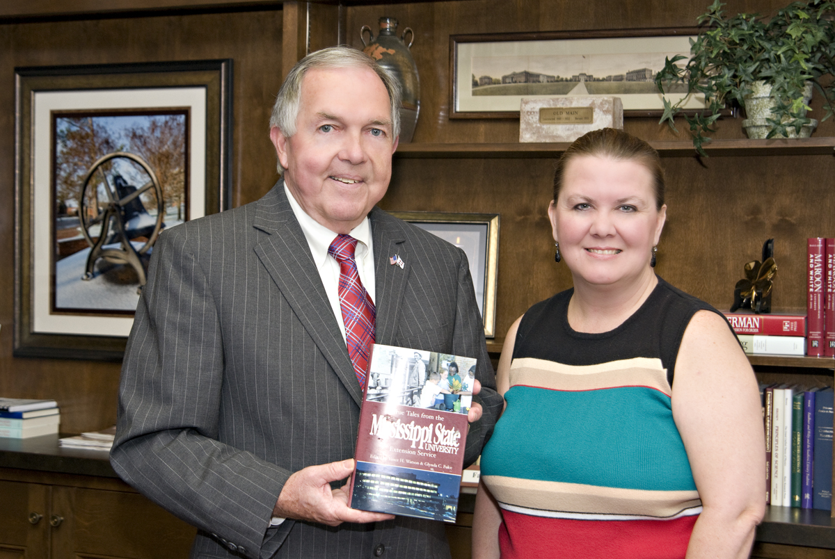 MSU Interim President Vance Watson and Mitchell Memorial Library's LaDonne Delgado