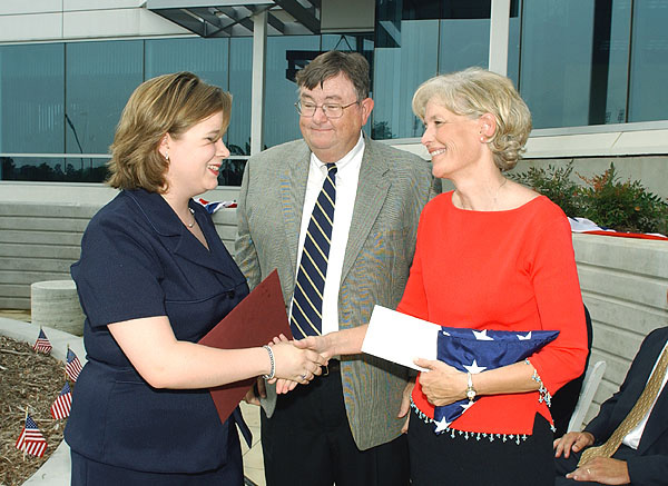 <br /><br />
Jennifer Jennings (l), MSU's first Jerry Dickerson Memorial Scholar, is congratulated by Dickerson's widow, Page, and President Charles Lee. 