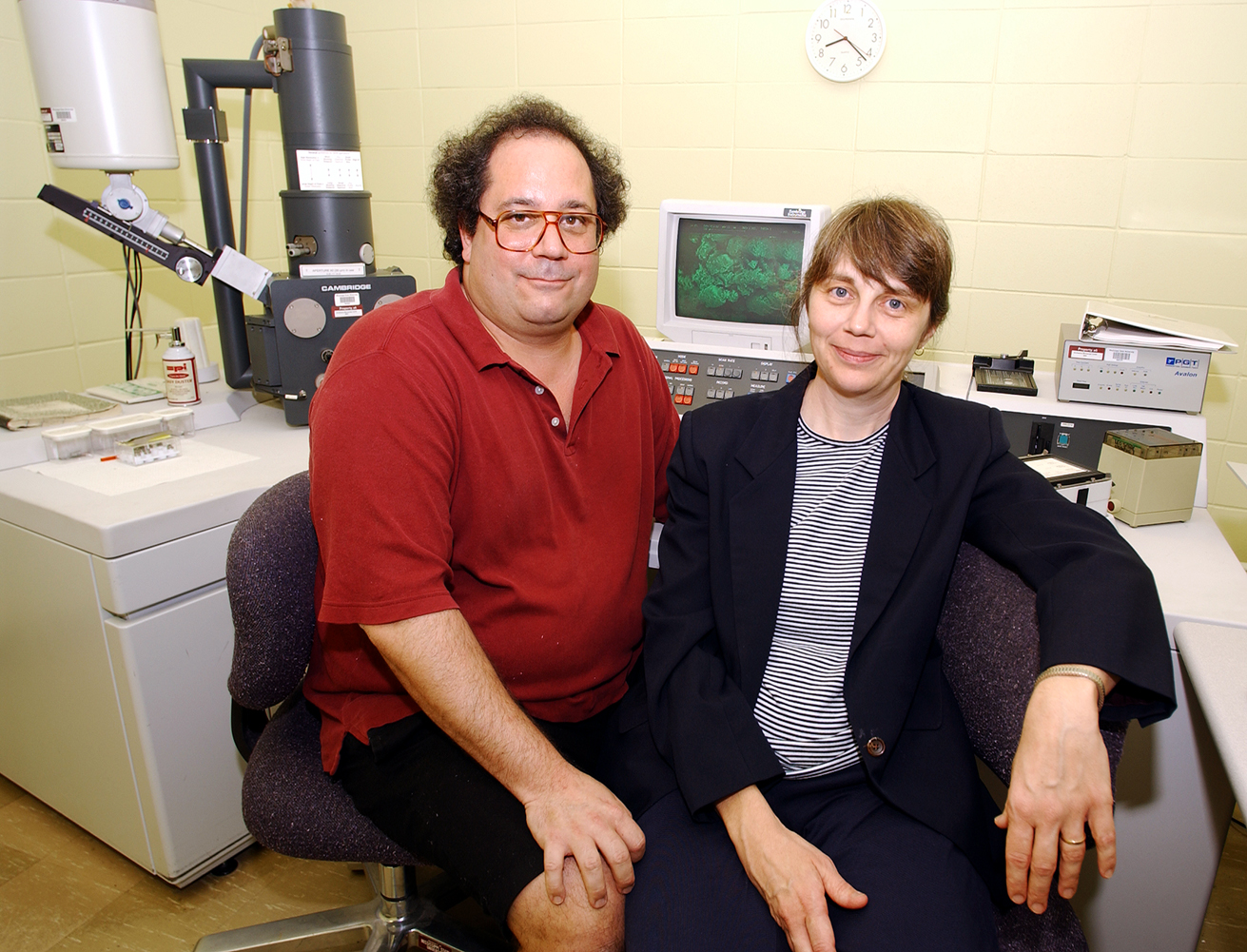 <br /><br />
 MSU nanobacteria researchers Leo Lynch (L) and Brenda Kirkland and their Scanning Electronic Microscope 