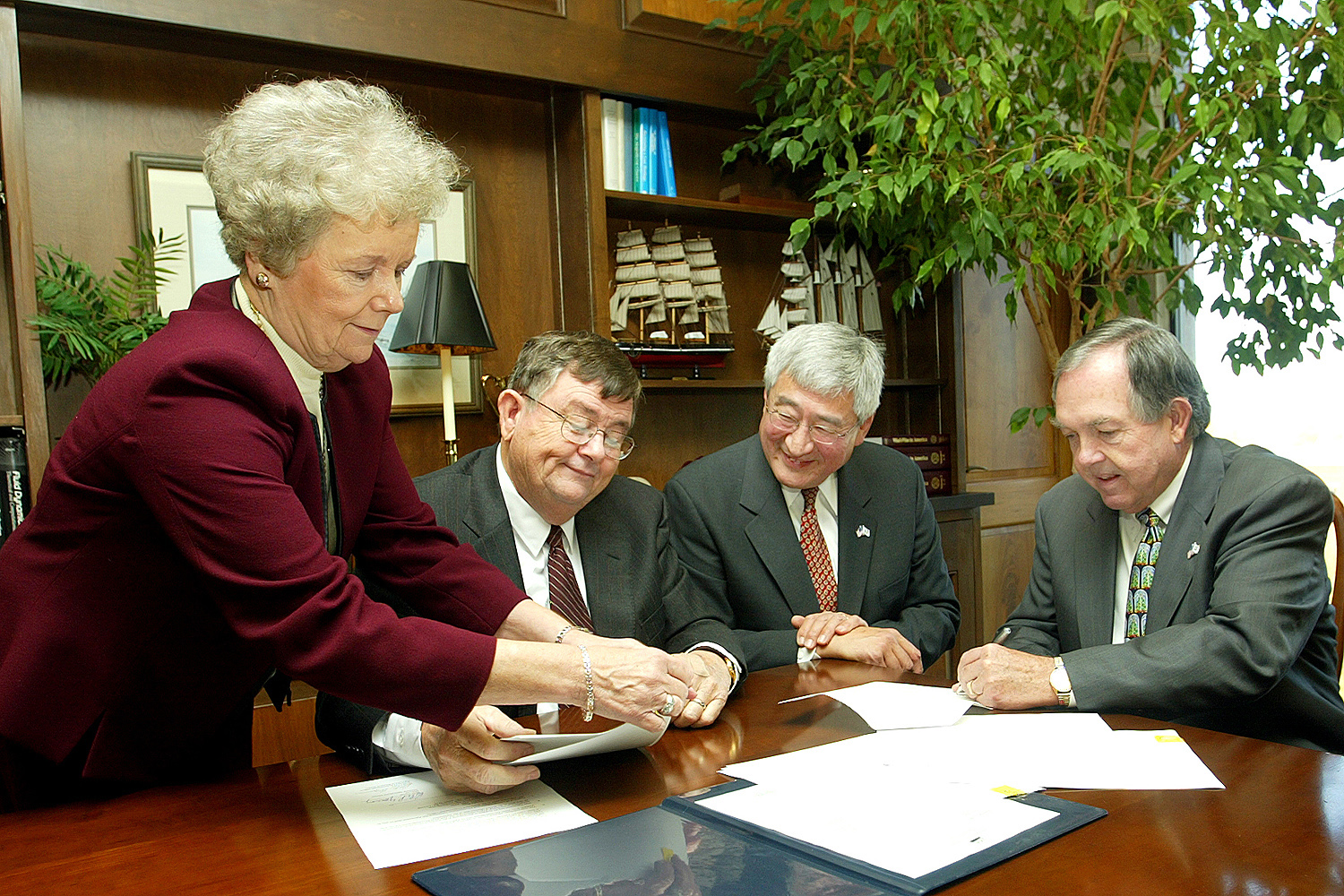 <br /><br />
Dean of Libraries Frances Coleman assists President Charles Lee (second from left) with documents formalizing a new collaboration between Mississippi State and the National Agricultural Library.  Looking on are NAL director Peter Young (second from right) and Vance Watson, the university's vice president for agriculture, forestry and veterinary medicine. 